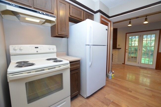 Building Photo - Cute Merle Hay Home!