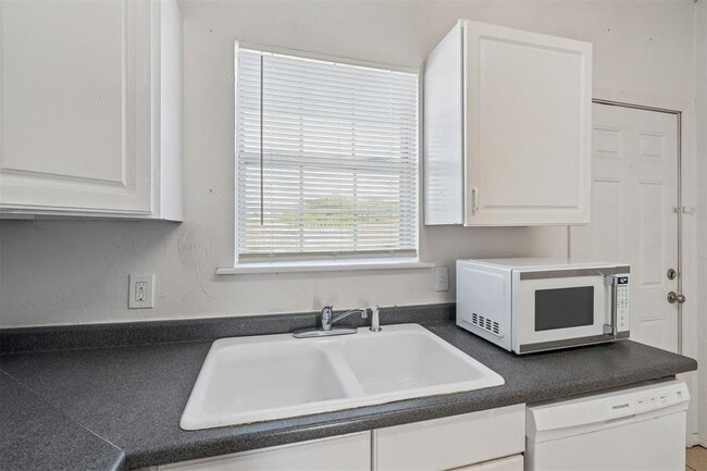 Building Photo - 1021 Shady Creek Cir