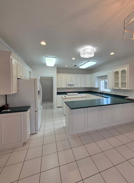 Building Photo - 107 Edinburgh Way