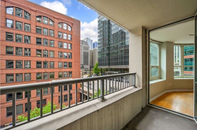 Building Photo - 345 N LaSalle St