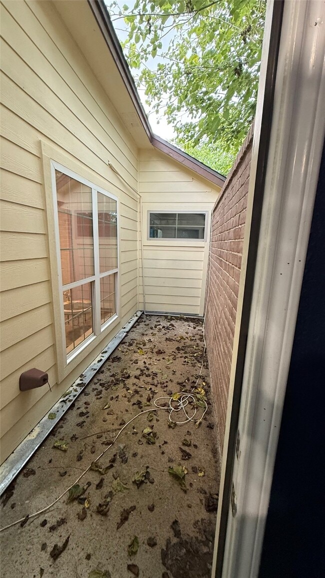 Building Photo - 6018 Beaconridge Dr