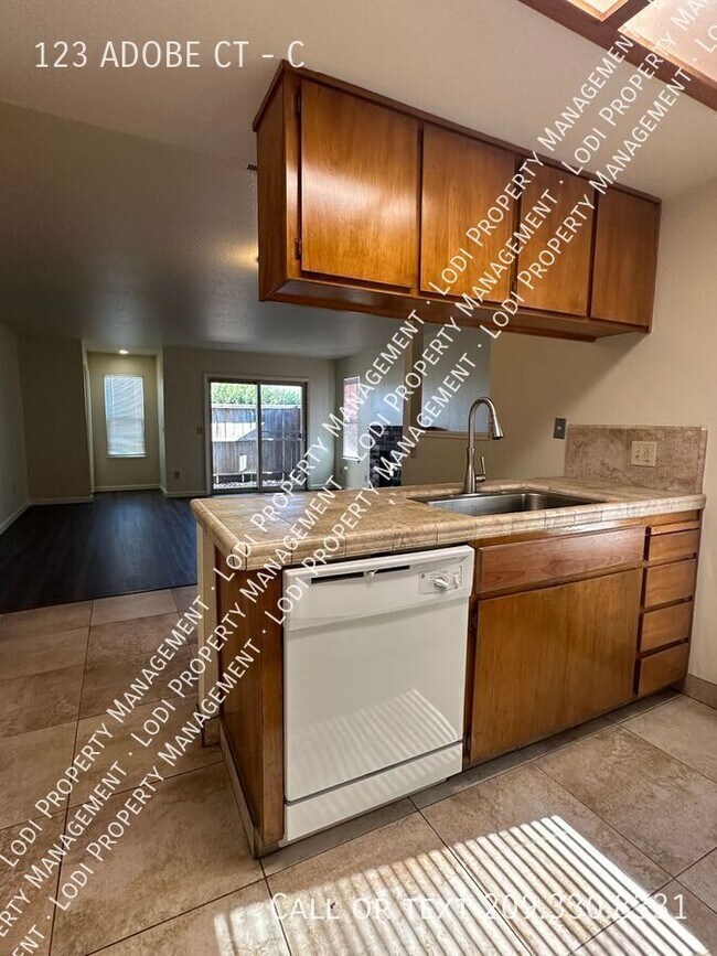 Building Photo - 123 Adobe Ct
