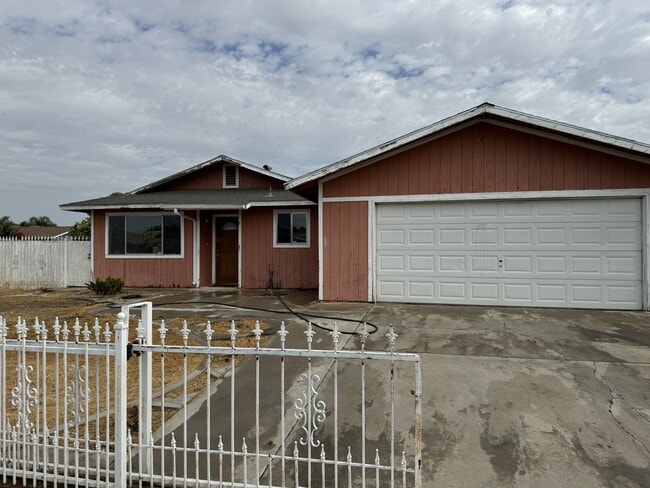 Building Photo - 1023 Alila Ave