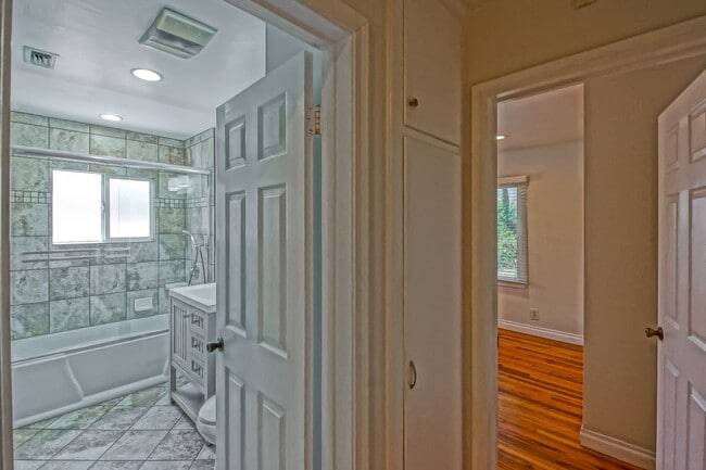 Building Photo - CHARMING, BRIGHT & AIRY HOME ON LARGE CORN...