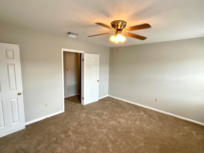 Building Photo - 3932 Miramar Ct