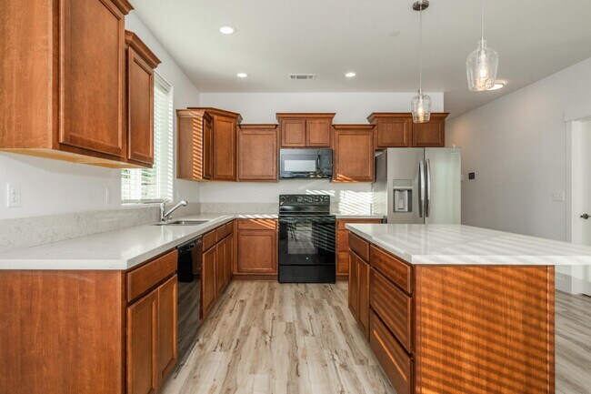 Building Photo - Modern 3-Bed / 2-Bath Home in Redding- Dog...