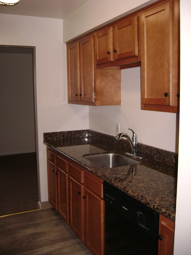 Building Photo - 3BR Townhome with garage! This house will go fast!!