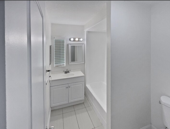 Building Photo - 409 Coconut Ave E