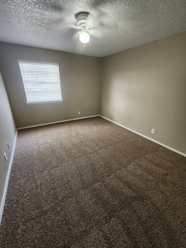 Building Photo - 3 bed 2 bath, 2 story townhome, 2 car garage