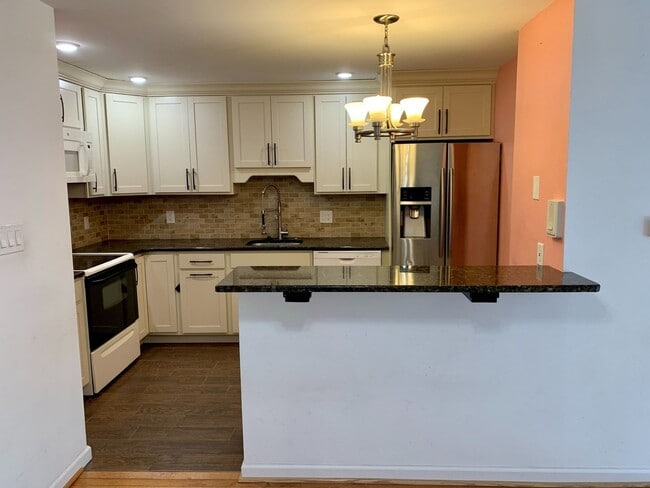 Building Photo - Gorgeous 2-Bedroom Townhome Near the Art Museum! One-Car Garage Included!