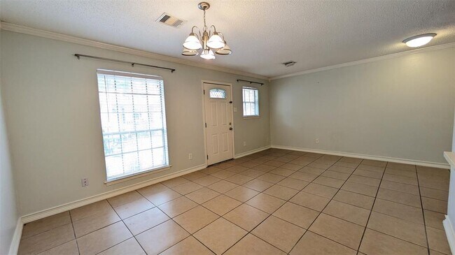 Building Photo - 44 W Tri Oaks Ln