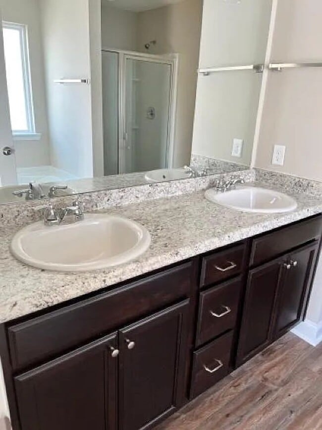 Building Photo - g 3-bedroom, 2.5-bathroom, two-story home ...