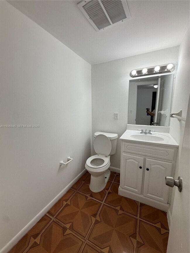 Building Photo - 15205 NE 6th Ave