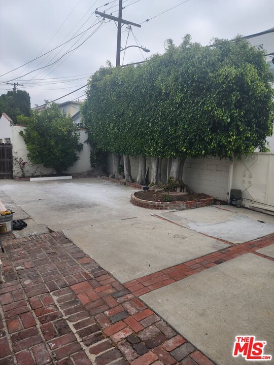 Building Photo - 328 S Oakhurst Dr