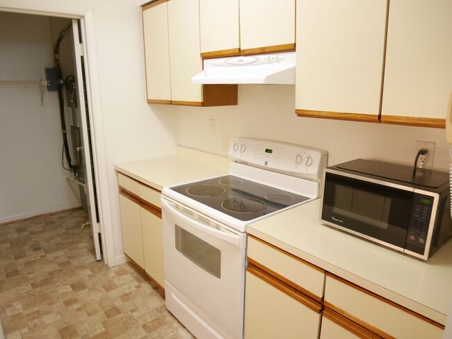 Building Photo - One Bedroom Unit in Somerset Park Condos! ...