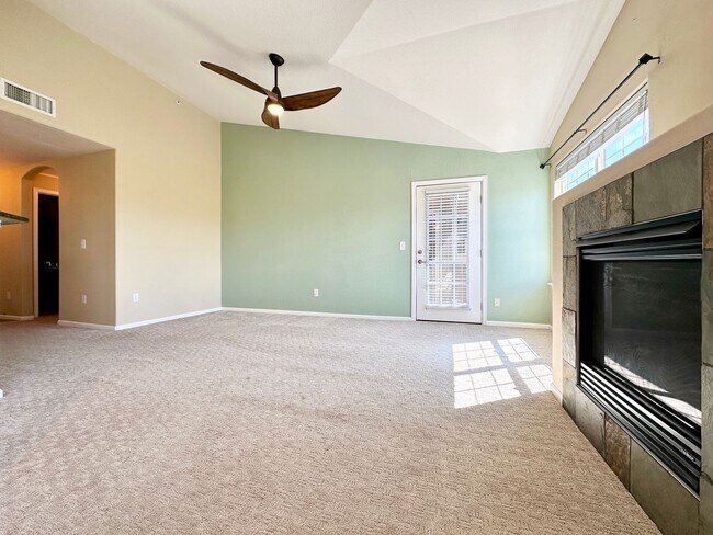 Building Photo - 2 Bedroom 2 Bathroom Top Floor Condo with ...