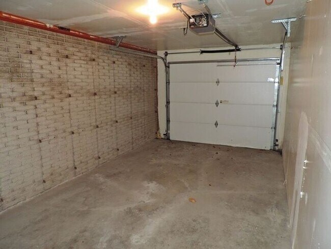 Building Photo - $1,435 | 2 Bedroom + Bonus Room, 1.5 Bathroom Town Home | No Pets | Sublease* | Available for Aug...