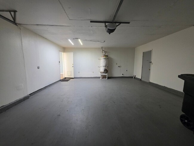 Building Photo - 3-bedroom single story in east Modesto nei...