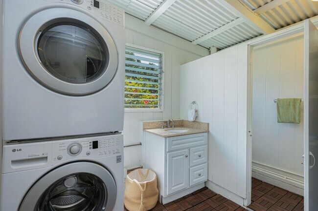 Building Photo - Downtown Hanalei, walk to town and beach, fully furnished 3 bedroom 2bath home available 9/1/26