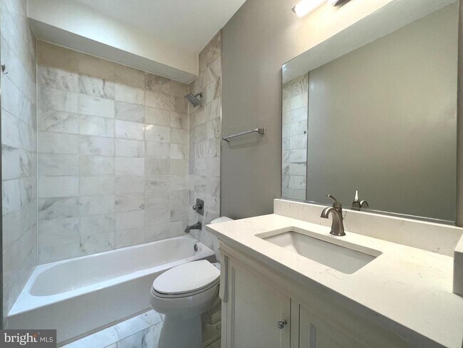 Building Photo - 1209 G St SE