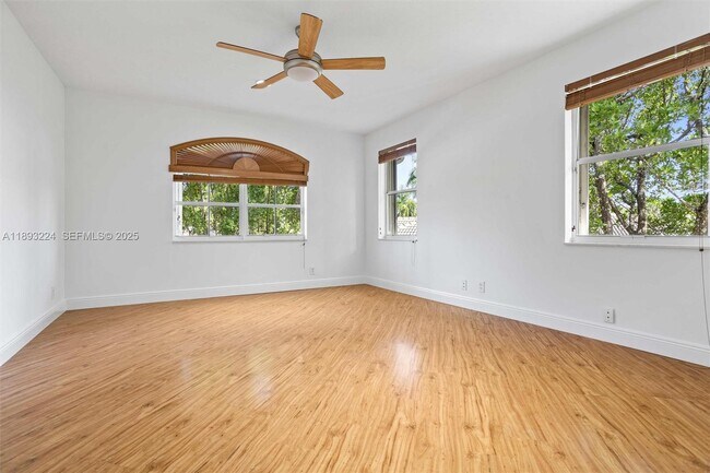 Building Photo - 926 Marina Dr