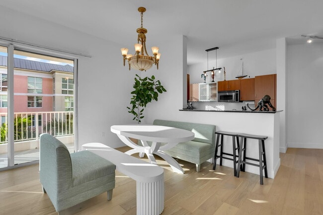 Building Photo - 806 E Windward Way