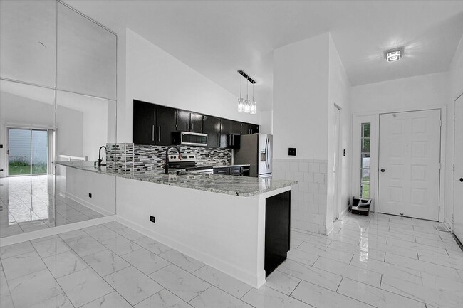 Building Photo - 1645 Estate Cir