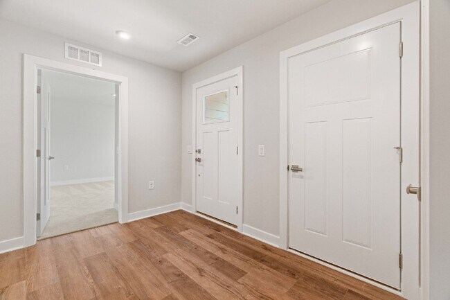 Building Photo - Beautiful White House Home | Granite Counters, Gas Range & One-Level Living
