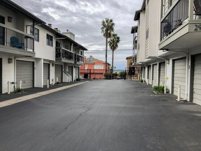 Building Photo - 2bd/2bth Condo with Private Patio, In-Unit...