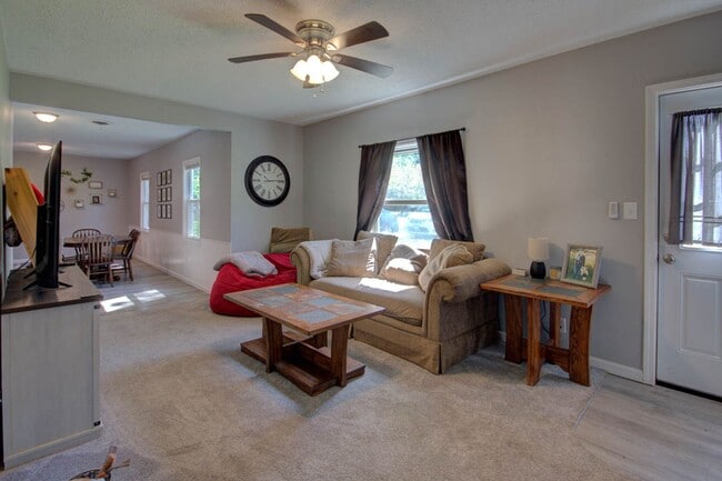 Building Photo - 3 bed home