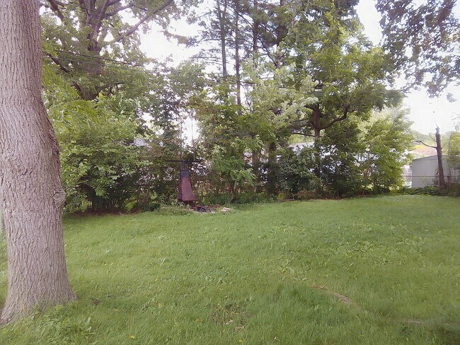 Building Photo - 3 Bedroom 2.5 Bathroom Bi-level
