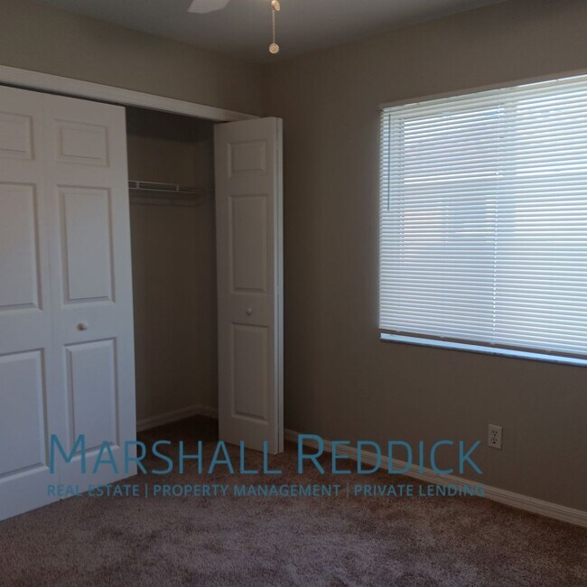 Building Photo - Pool Home 3 Bedroom,with a Den 2 Bath in d...