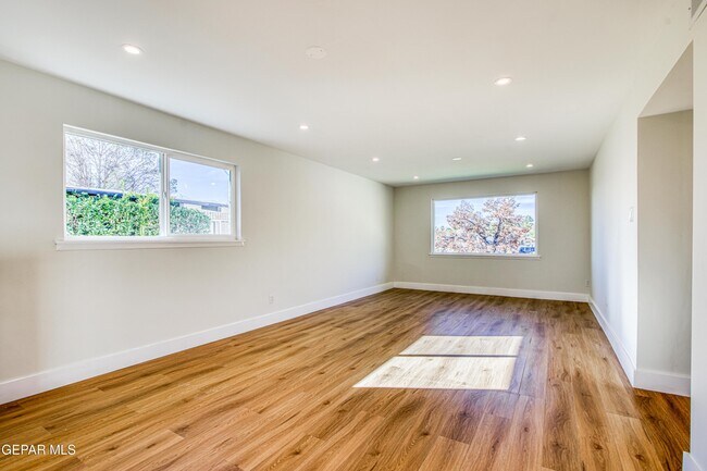 Building Photo - 1210 La Cruz Dr
