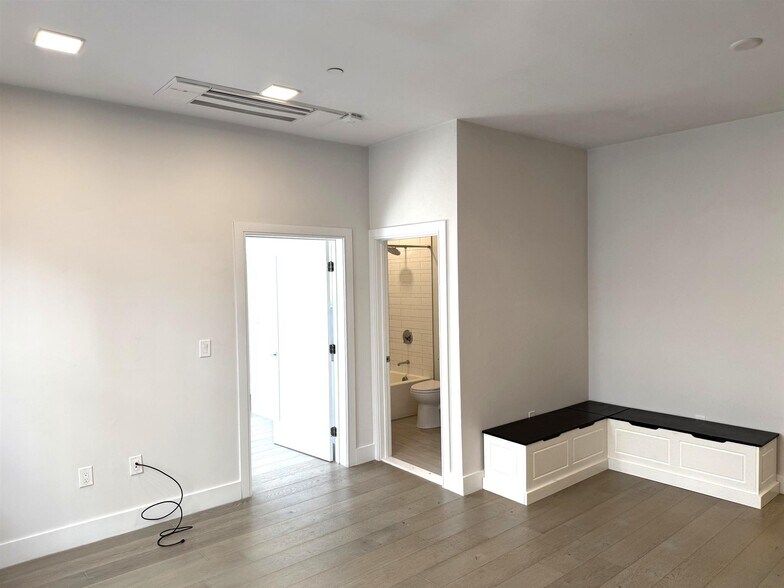 Building Photo - 24 Rush St