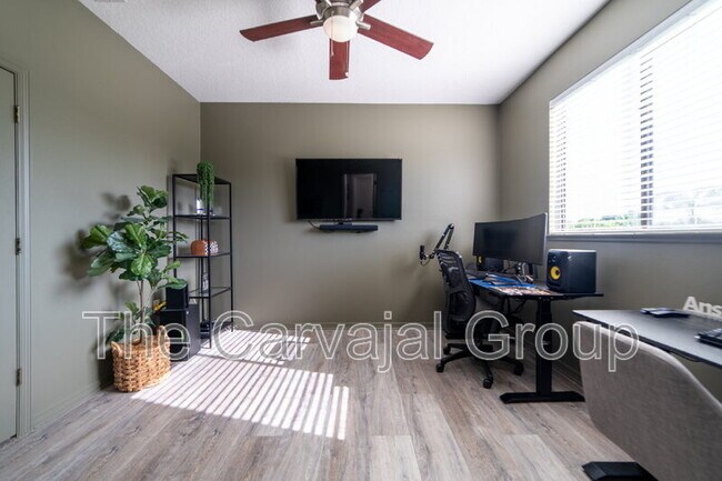 Building Photo - 2210 Seven Oaks Dr