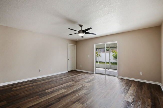 Building Photo - Spacious 4 bedroom, 2 bath, 2 car garage h...