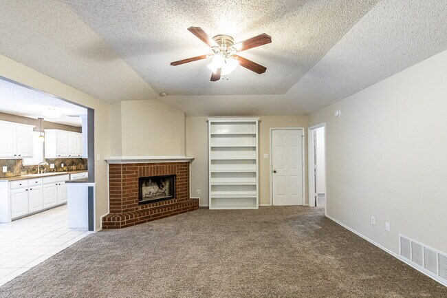 Building Photo - Beautiful House with Extra Room!
