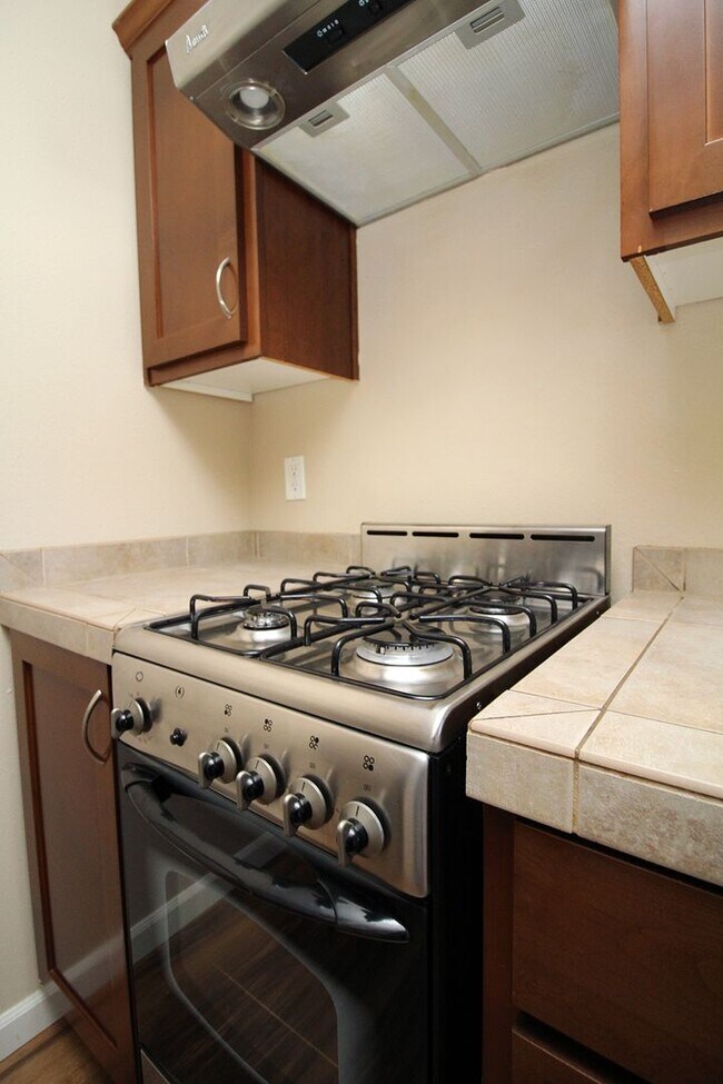 Building Photo - Light and Bright Remodeled Studio Condo in Convenient Bethany Location