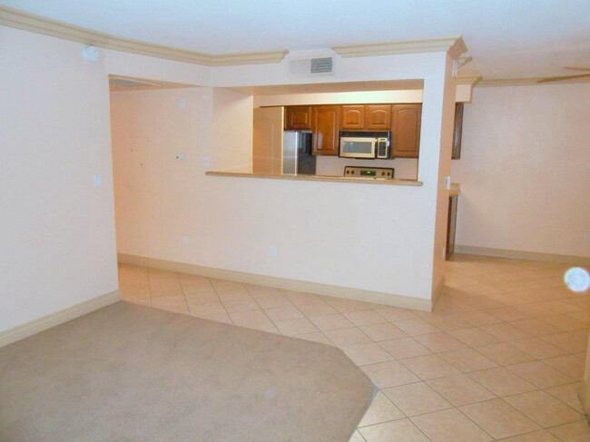 Building Photo - Spacious 1 Bedroom Downstairs Condo in SW ...