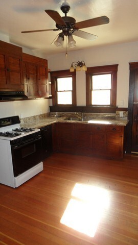 Building Photo - Charming craftsman home located in the hig...