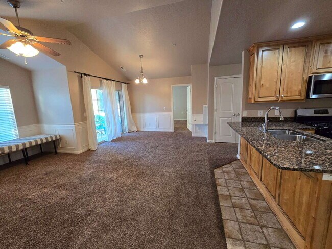 Building Photo - Centrally Located Condo with Garage!