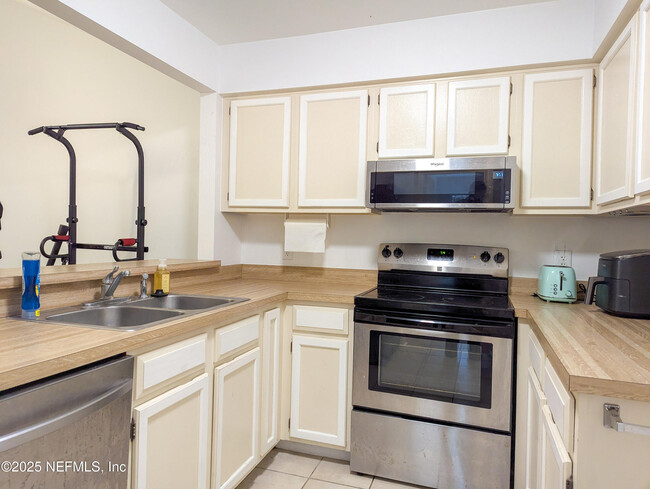Building Photo - 2171 Derringer Cir S