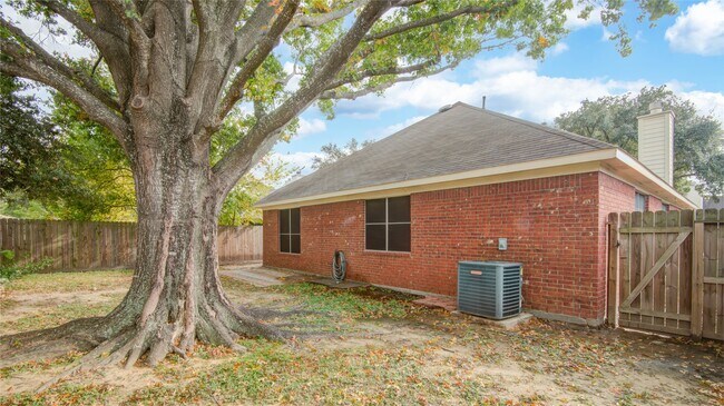 Building Photo - 18422 Auburn Woods Dr