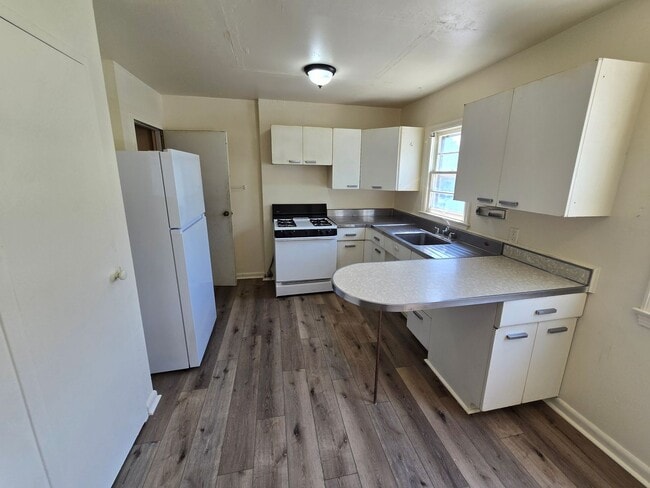 Building Photo - $900 - 2 Bedroom 1 Bathroom Townhome