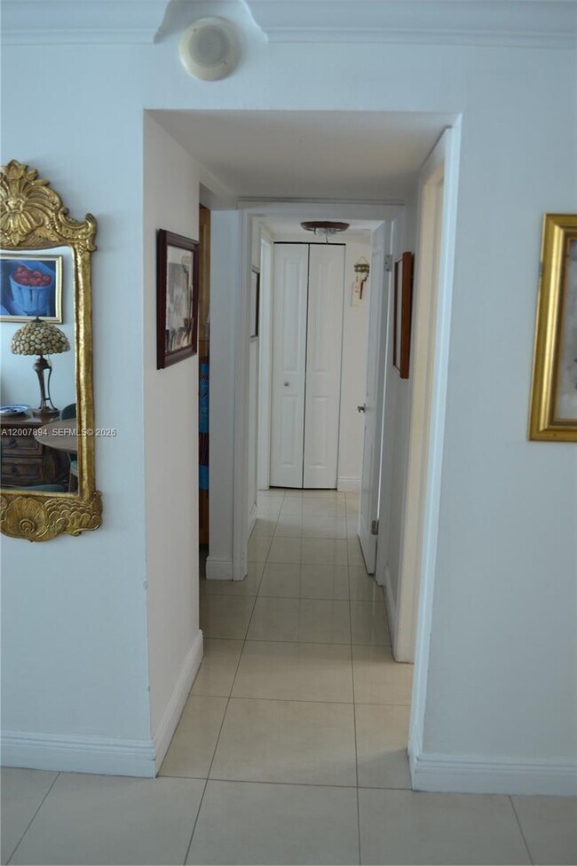 Building Photo - 2655 Collins Ave