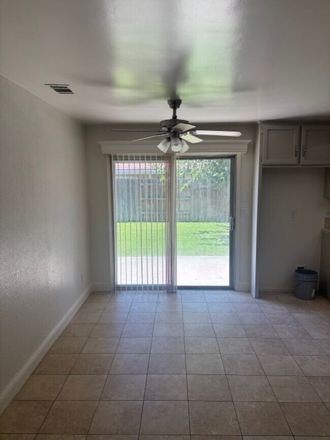 Building Photo - Clean 3 Bedroom / 2 Bathroom home near Stockdale High School, Recently Renovated!