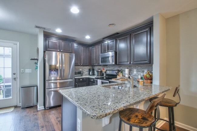 Building Photo - 1215 Riverbrook Dr