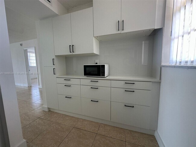 Building Photo - 2999 Point E Dr