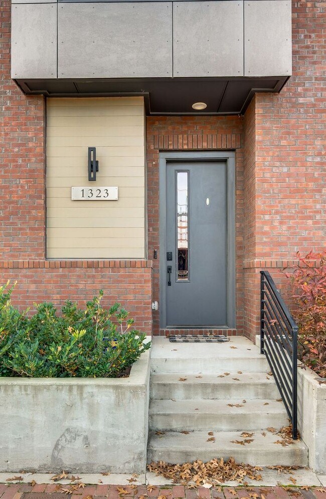Building Photo - Stunning 3BE/3.5BA brownstone in the heart of historic Germantown!