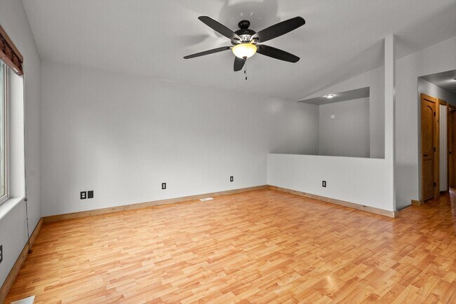 Building Photo - Amazing 3 Bedroom/2 Bath Bi-Level Home for Rent